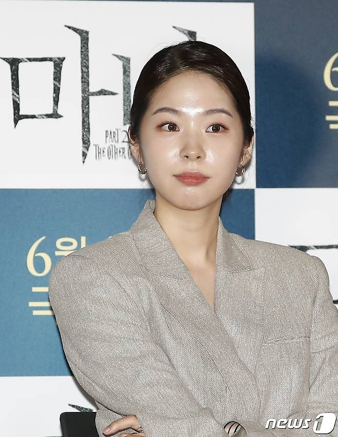 배우 서은수가 7일 서울 용산 cgv에서 열린 영화 '마녀 Part2. The Other One'(마녀2) 언론 시사회 및 기자간담회에서 매력을 발산하고 있다. ‘마녀2’(감독 박훈정)는 초토화된 비밀연구소에서 홀로 살아남아 세상 밖으로 나오게 된 소녀 앞에 각기 다른 목적으로 그를 쫓는 세력들이 모여들면서 벌어지는 일을 그린 액션 영화이다. 2022.6.7/뉴스1 © News1 권현진 기자