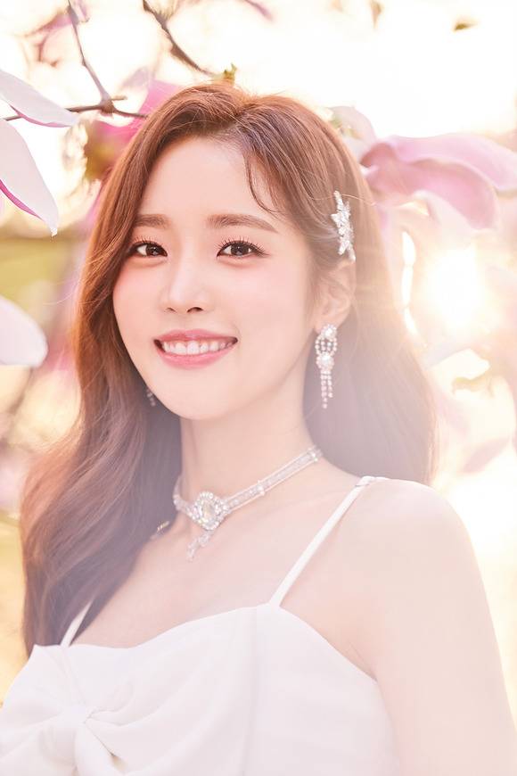화연이 지난달 1일 솔로 데뷔곡 '꽃핀다'를 발표했다. 걸그룹으로 활동하면서 귀엽고 발랄한 이미지를 많이 보여줬던 화연은 '꽃핀다'에서 퓨어 섹시한 매력을 발산하고 있다. /포고엔터 제공