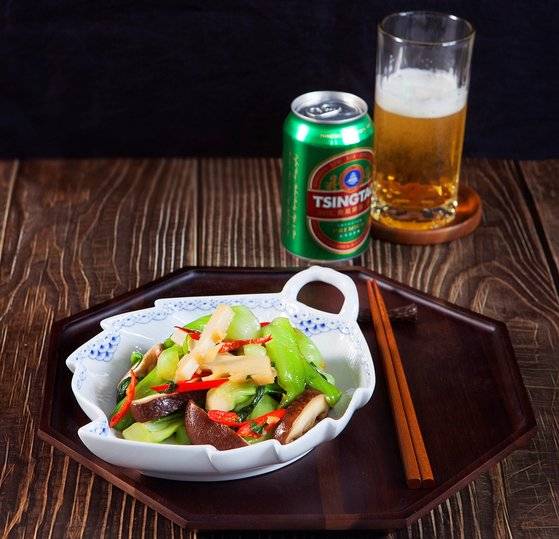 청경채 특유의 아삭한 식감이 살아있는 청채볶음. 사진 송미성 그릇 로얄코펜하겐