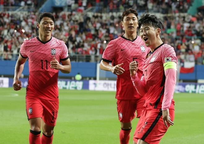 센추리클럽 가입 자축포를 쏜 손흥민(오른쪽). [연합뉴스]