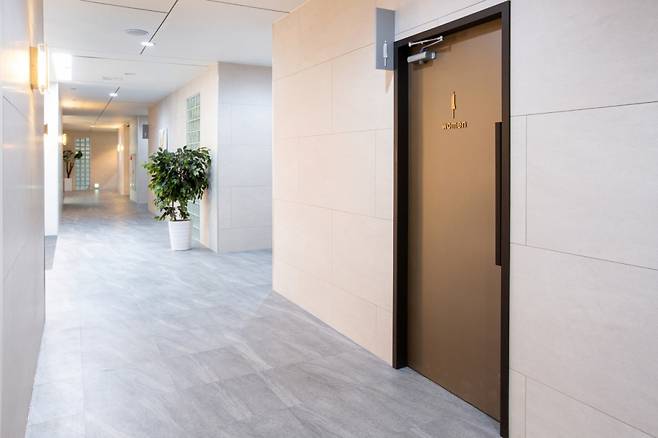 동화기업 벽장재 디자인월 그란데 사하라 라이트와 바닥재 자연타일 대리석 패턴이 시공된 모습./사진=동화기업