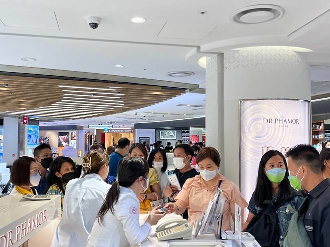 7일 오전 11시쯤 서울 중구 롯데면세점 명동 본점에서 말레이시아 단체 관광객 150여명이 쇼핑을 즐기고 있다/사진= 임찬영 기자