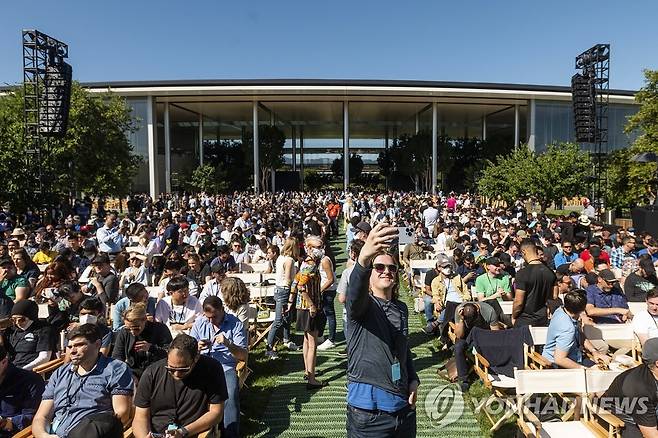 3년만에 대면으로 열린 애플 세계개발자대회 (쿠퍼티노 AP=연합뉴스) 6일(현지시간) 미국 캘리포니아주 쿠퍼티노의 애플 본사에서 열린 세계개발자대회(WWDC) 2022.6.7