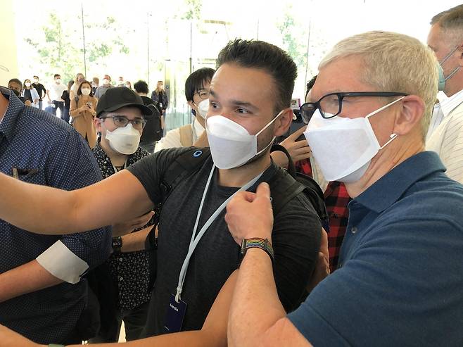 WWDC 행사 참가자와 함께 사진을 찍는 팀 쿡 애플 CEO (샌프란시스코=연합뉴스) 정성호 특파원 = 6일(현지시간) 미국 쿠퍼티노의 애플 본사 애플파크에서 열린 '세계개발자대회(WWDC) 2022'에서 행사 참석자와 함께 사진을 찍는 팀 쿡 애플 CEO. 2022.6.7 photo@yna.co.kr