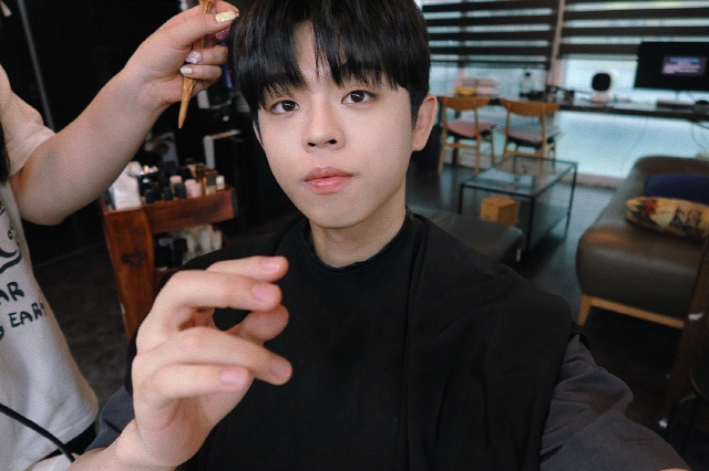 Rapper MC Gree flaunts Nam Joo-hyuk look-alike visualMC Gree posted a picture on his SNS on the 8th with an article entitled Somewhere in the Squid to People.In the public photos, MC Gree, who is receiving hair makeup, is included.MC Gree, who is wearing black clothes, boasts a warm visual in a naturally photographed photo.MC Gree, who recently became a hot topic with a Nam Joo-hyuk resemblance, also showed off his similar eyes.Meanwhile, MC Gree is currently appearing in the Teabing original between marriage and divorce.