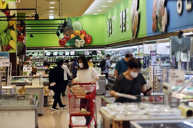 5월 소비자물가가 1년 전보다 5.4% 오르면서 약 14년여 만에 가장 큰 상승 폭을 기록했다. 사진은 지난 3일 서울시내 한 대형마트에서 장을 보는 시민들의 모습. /뉴스1