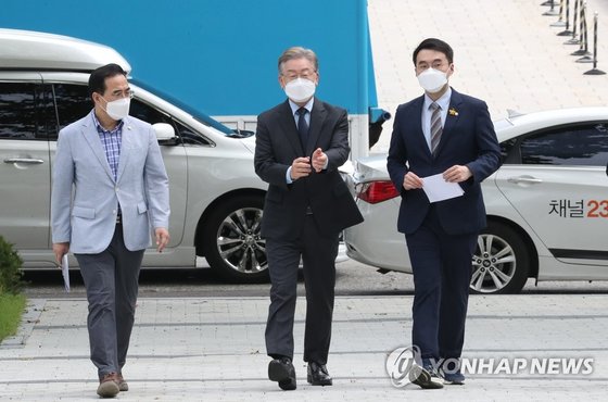 지난해 8월 이재명 전 경기지사(가운데)가 박홍근 민주당 원내대표(왼쪽), 김남국 의원과 걷고 있다. [연합뉴스]