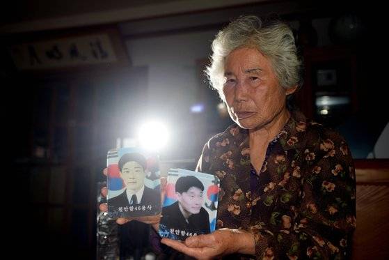고 민평기 상사 어머니 윤청자 여사가 7일 오후 충남 부여 자택에서 아들 사진을 들고 있다. 프리랜서 김성태