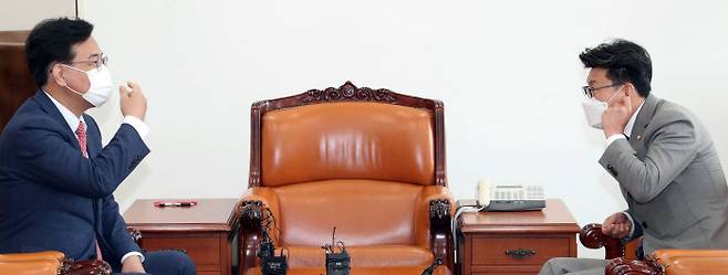 협상 테이블엔 앉았지만… 송언석 국민의힘, 진성준 더불어민주당 원내수석부대표(오른쪽)가 8일 국회 운영위원장실에서 후반기 국회 원구성 협상을 위한 회동을 하고 있다. 국회사진기자단