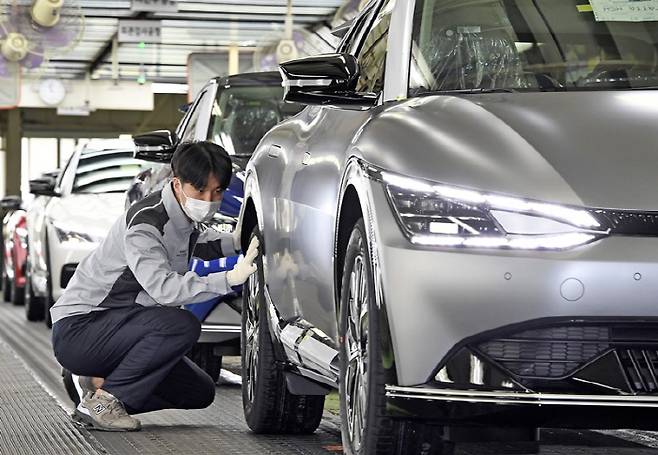 EV6 생산라인 [사진 출처 = 기아]