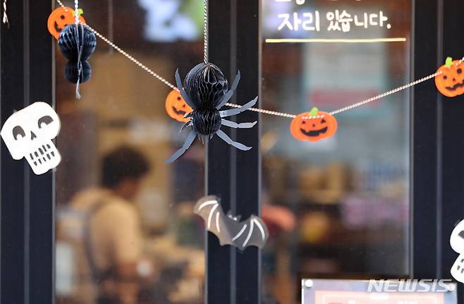 [서울=뉴시스]  서울 시내 한 식당에서 종업원이 손님을 기다리고 있다. (사진=뉴시스 DB). photo@newsis.com