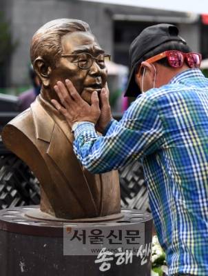 - 현역 최고령 MC인 송해가 향년 95세 나이로 별세한 8일 서울 종로구 송해길에 송해 선생 동상이 설치돼 있다. 2022.6. 8. 박윤슬 기자