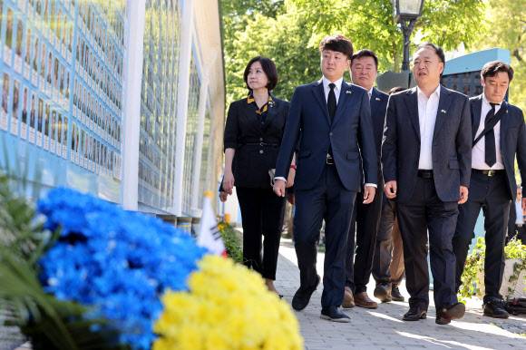 키이우 ‘추모의 벽’ 방문한 이준석 대표 - 우크라이나를 방문한 국민의힘 이준석 대표와 대표단이 6일 우크라이나 키이우 추모의 벽을 방문해 둘러보고 있다. 2022.6.8 국민의힘 제공