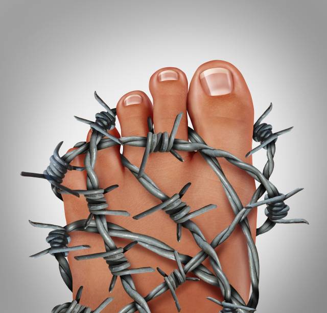 통풍 환자들은 주로 엄지발가락이나 발목 부위에 송곳으로 찌르는 것 같은 통증을 호소한다. 이미지투데이