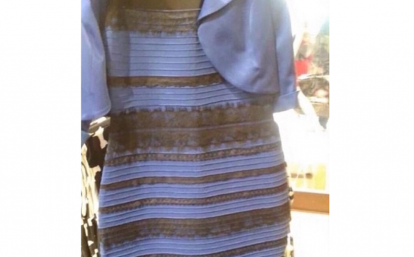 지난 2015년 흰색과 금색으로 된 것인지, 파란색과 검은색으로 된 것인지 논쟁을 불러일으킨 드레스. [사진=온라인 커뮤니티]