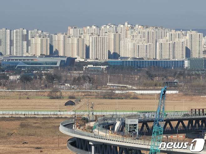 세종시청 옥상에서 내려다본 금강보행교와 도심 아파트단지. © 뉴스1 장동열 기자