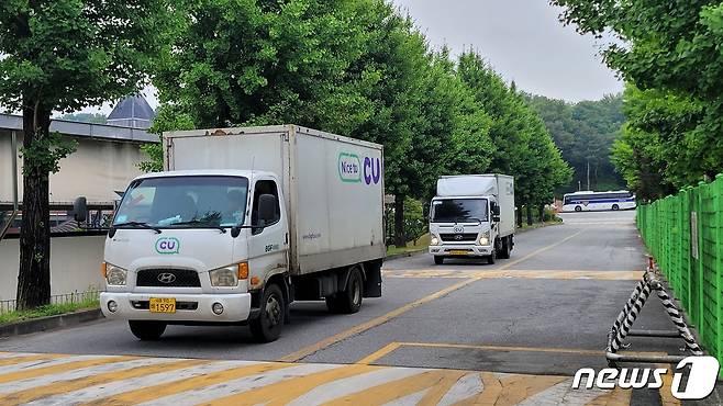 9일 오전 하이트진로 이천공장에 CU 차량이 소주 제품을 직접 받으러 오고 있다.© 뉴스1 이주현 기자