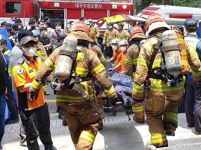 9일 오전 10시55분쯤 대구 수성구 범어동 대구지법 인근에 있는 7층 건물에서 원인을 알 수 없는 불이 났다, 신고를 받고 출동한 119대원들이  입주자들을 이송하고 있다. 소방당국은 이날 사고로 7명이 숨진 것으로 추정했다.(대구소방본부제공)2022.6.9/뉴스1