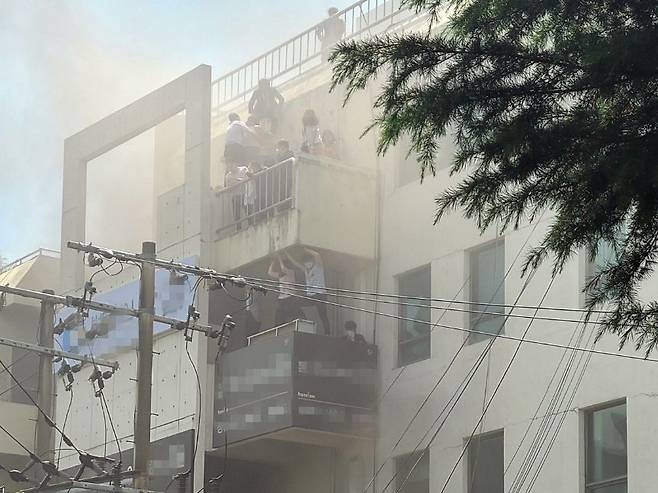 9일 대구 수성구 범어동 대구지방법원 인근 변호사 사무실 빌딩에서 불이나 시민들이 옥상 부근에서 구조를 기다리고 있다. 이 화재로  7명이 숨지고 46명이 다쳤다. 2022.6.9 독자 제공./연합뉴스