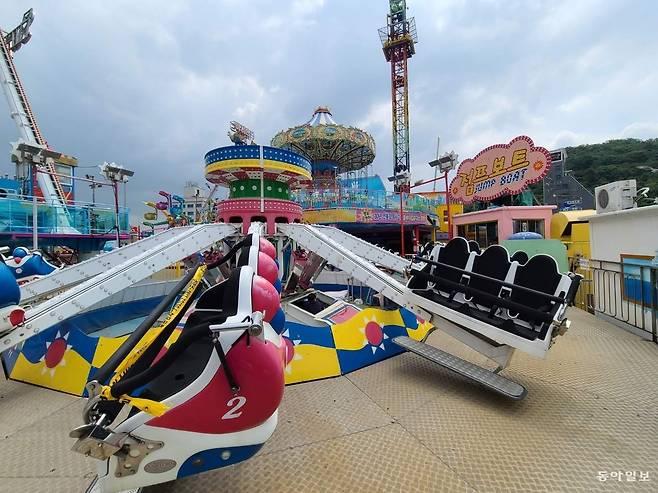 인천 중구 월미도 마이랜드 관계자가 8일 ‘점프 보트’라는 놀이기구를 점검하고 있다. 이 놀이기구에선 이달 5일 오후 4시 9분경 한 초등학생이 기구를 타다 약 3m 높이에서 떨어져 다치는 사고가 발생했다. 공승배기자 ksb@donga.com