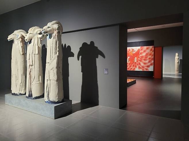 ‘생의 찬미’전이 열리고 있는 국립현대미술관 과천관 1전시실 들머리 모습. 중견 도예가 신상호씨가 만든 채색 도자 조각 <토템상>(2004)이 전시의 시작을 알리는 작품으로 등장했다.