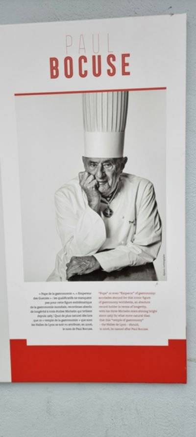 프랑스 미식도시 리옹의 폴 보퀴즈 시장에 붙은 미슐랭 3스타 셰프 폴 보퀴즈 사진.