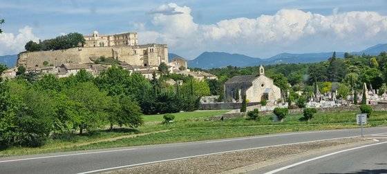 프랑스 론 지방에 있는 그리냥 성. 중세 시대 영화를 누리다 프랑스 대혁명 당시 폐허로 변했지만 20세기 들어 복구가 이뤄졌다.