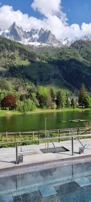 프랑스 샤모니몽블랑의 야외 스파 QC 테름에서 바라본 몽블랑 산지.