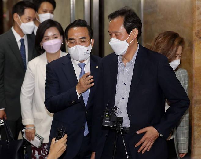 [서울=뉴시스] 김선웅 기자 = 박홍근 더불어민주당 당대표 직무대행 겸 원내대표가 7일 오후 서울 여의도 국회에서 신임 비상대책위원장에 선임된 우상호 더불어민주당 의원을 소개하고 있다. (공동취재사진) 2022.06.07.