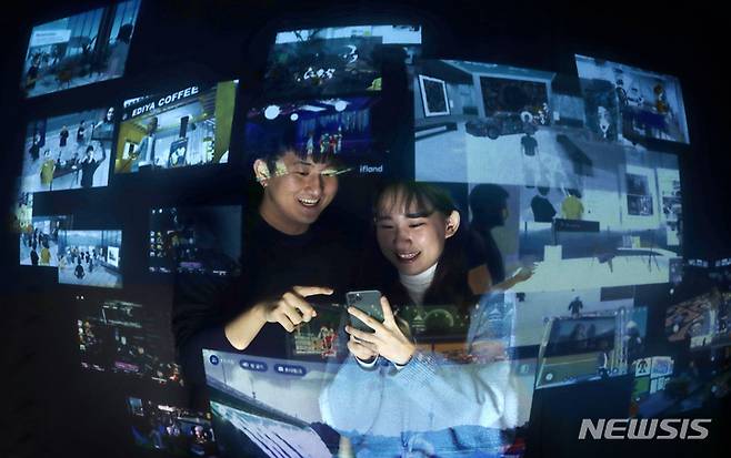 [서울=뉴시스] 메타버스 플랫폼 공간을 살펴보고 있는 모습. (사진=뉴시스 DB). photo@newsis.com