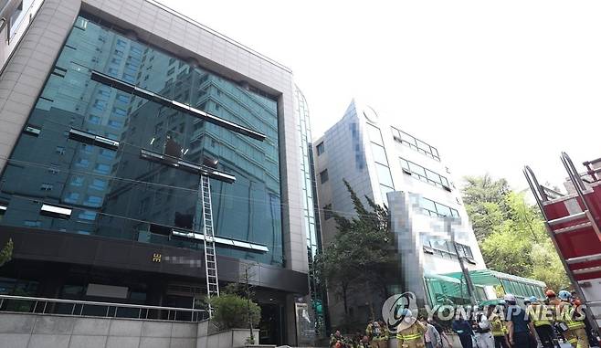 대구 변호사 빌딩 화재…유리창 파손 (대구=연합뉴스) 박세진 기자 = 9일 오전 10시 55분께 대구시 수성구 범어동 법원 뒤 7층짜리 빌딩 2층에서 방화로 추정되는 불이 난 가운데 건물 유리창이 깨져있다. 2022.6.9 psjpsj@yna.co.kr