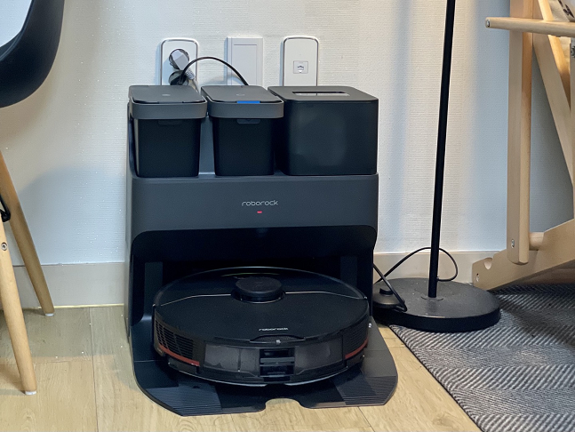 로보락 S7 맥스 울트라. 도크 왼쪽에는 물걸레 세척 후 더러운 물이 모이는 오수통, 중간에는 깨끗한 물통, 오른쪽에는 먼지통이 장착돼 있다./사진=백유진 기자 byj@