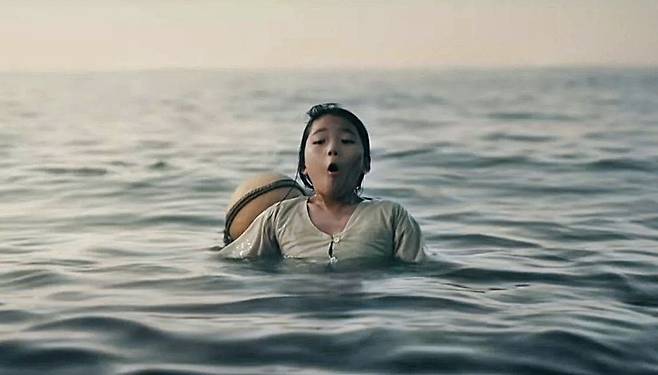 바닷물 속에서 오래 숨 참기를 하는 '어린 선자'(전유나). /애플tv+