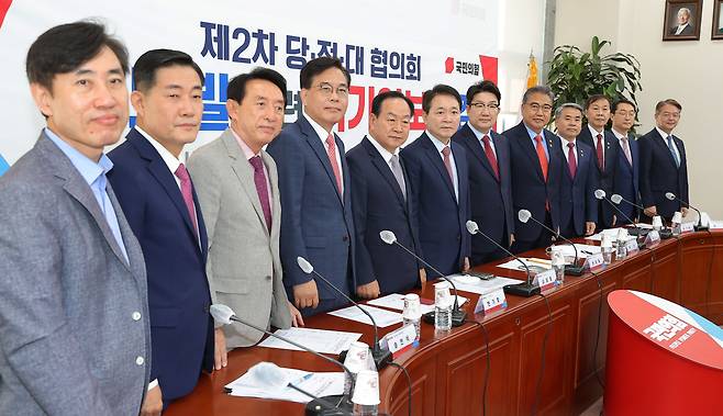 권성동 국민의힘 원내대표와 박진 외교부 장관, 이종섭 국방부 장관 등 참석자들이 8일 오전 서울 여의도 국회에서 열린 ‘북 도발 관련 국가안보 점검 제2차 당‧정‧대 협의회’에서 기념 촬영을 하고 있다. /뉴스1