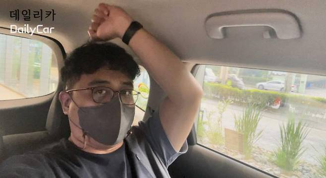 기아 니로 플러스 뒷좌석에 탑승한 데일리카 조재환 기자. 184cm 성인 기준에서 봤을 때 주먹 1개 반 정도가 들어갈 수준이다.