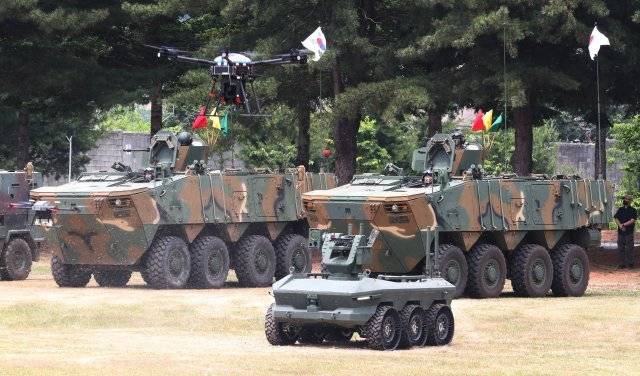 ‘유.무인 복합전투체계 전투시연’에 참가한 정찰.소총.폭탄투하드론과 다목적무인차량이 차륜형장갑차와  함께 출동태세를 갖추고 있다.