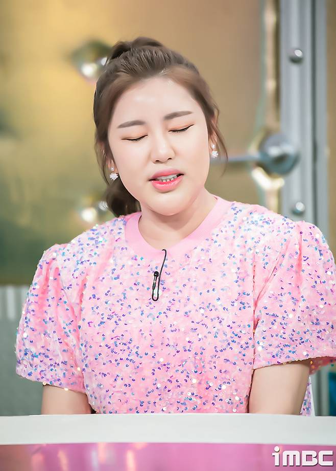 Singer Song Ga-in showed off his unique presence with Kim Moon-jung, Seo Yi-Sook, and Lee Hong-gi in Radio Star, Mr. Trot,radio star?weeklyWednesdayafternoontenpoemthirtyin minutesairbroadcastiMBC