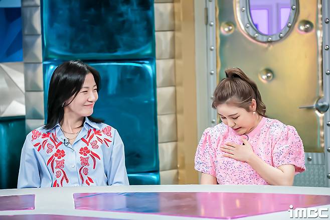 Singer Song Ga-in showed off his unique presence with Kim Moon-jung, Seo Yi-Sook, and Lee Hong-gi in Radio Star, Mr. Trot,radio star?weeklyWednesdayafternoontenpoemthirtyin minutesairbroadcastiMBC