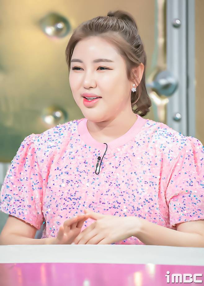 Singer Song Ga-in showed off his unique presence with Kim Moon-jung, Seo Yi-Sook, and Lee Hong-gi in Radio Star, Mr. Trot,radio star?weeklyWednesdayafternoontenpoemthirtyin minutesairbroadcastiMBC