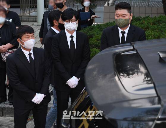 방송인 故송해 발인식이 10일 오전 서울 종로구 연건동 서울대학교병원 장례식장에서 엄수된 가운데 강호동, 조세호, 유재석이 슬픔에 잠겨 있다. 박찬우 기자 park.chanwoo@joongang.co.kr 2022.06.10