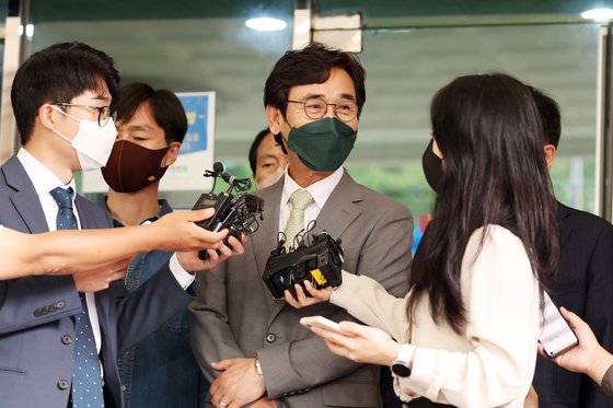 유시민 전 노무현재단 이사장이 9일 오후 서울 마포구 서울서부지법에서 열린 선고 공판을 마치고 나와 취재진의 질문에 답하고 있다.   법원은 유 전 이사장에게 500만원의 벌금형을 선고했다.연합뉴스