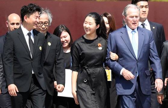 지난 2019년 고(故) 노무현 전 대통령 서거 10주년 추도식에서 노 전 대통령의 아들 노건호씨(맨왼쪽)과 그의 딸 노서은씨(가운데), 조지 W 부시 전 미국 대통령. 뉴스1
