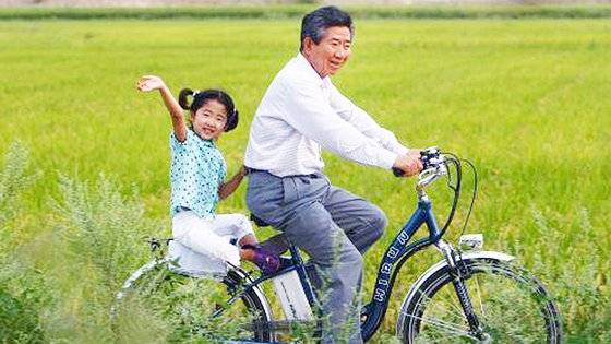 2008년 고(故) 노무현 전 대통령이 경남 김해 진영 봉하마을에서 손녀 노서은양을 자전거 뒷자리에 태우고 봉하벌판을 달리고 있다. [사진 노무현사료관]