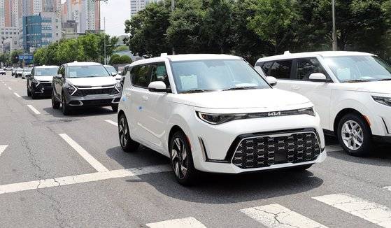 지난 9일 오후 기아자동차 광주공장에서 생산된 차량들이 번호판도 달지 않은채 다른 차고지로 옮겨지고 있다. 연합뉴스