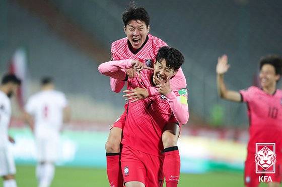 황의조(위)와 손흥민, 두 1992년생 동갑내기가 파라과이전 공격 선봉에 선다. [사진 대한축구협회]