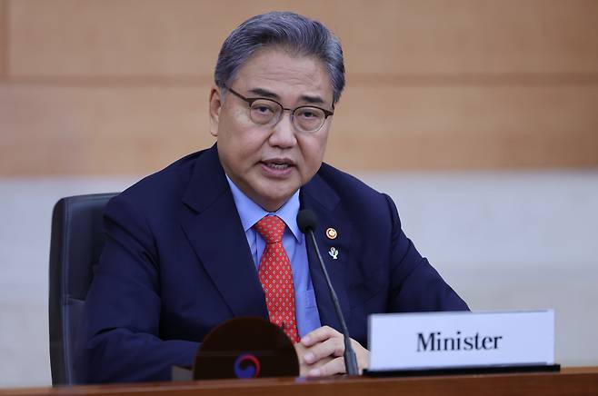 South Korean Foreign Minister Park Jin (center) holds a meeting with a group of foreign envoys in Seoul at the Ministry of Foreign Affairs building on Friday. (Yonhap)