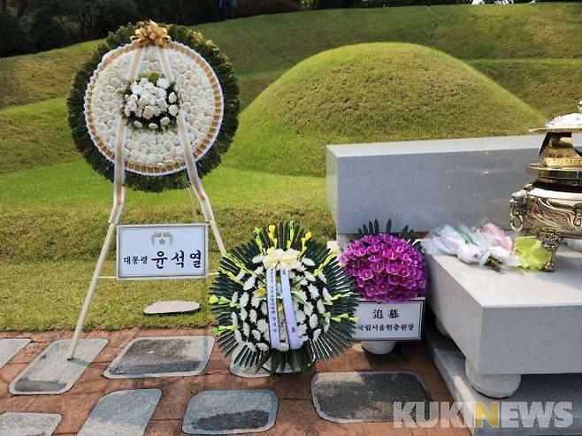 이희호 여사 3주기 전날에는 윤석열 대통령과 장성민 대통령실 정책조정기획관의 조화 &nbsp;두 개만 딱 놓여 있었다. &nbsp;사진=조진수 기자