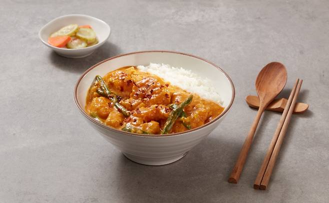 CJ프레시웨이가 출시한 단체급식용 꿍팟퐁커리 밀키트 [CJ프레시웨이 제공]