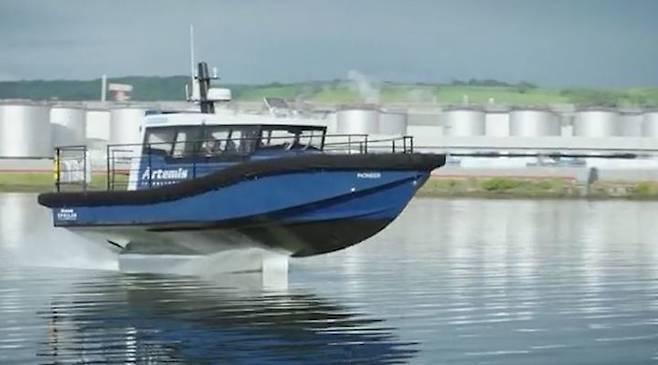 물위를 나는 상업용 소형보트가 9일(현지시간) 북아일랜드 벨파스트에서 첫선을 보였다. 출처: 아르테미스 테크놀로지 *재판매 및 DB 금지