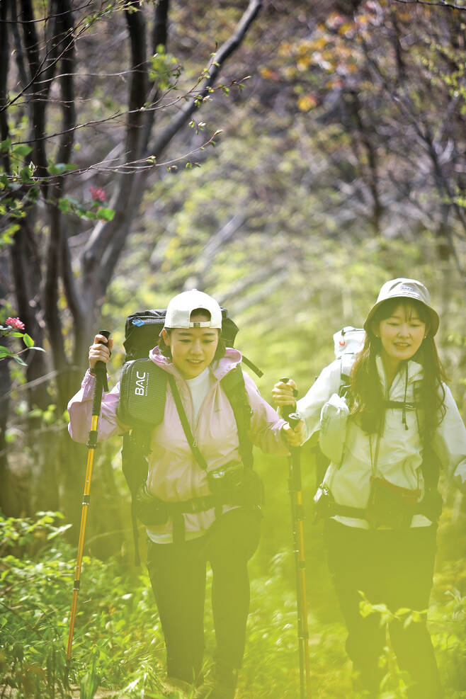 소박한 백아도의 산길을 걷는 김지영(왼쪽)씨와 오혜진씨. 명산100 산행에 한창인 젊은 등산인들이다.